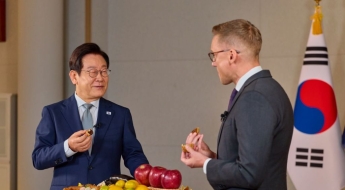 이 대통령, CNN서 경주빵 먹으며