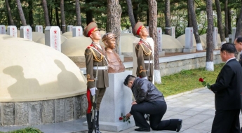 김정은, 마오쩌둥 장남 묘에 무릎 꿇고 헌화…北