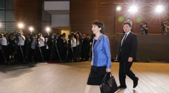 "지금은 못 사"…日 신임 여성 총리 출근길에 든 가방에 쏟아진 관심