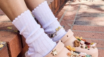 못생겼는데 보면 볼수록 힙하네…'구멍 숭숭' 이 신발에 푹 빠진 중국 Z세대[세계는Z금]