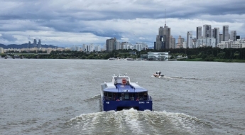 서울 한강버스 강바닥에 걸려 멈춰…80명 전원 구조