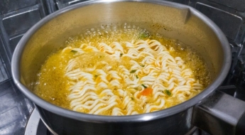 "아무리 끓여도 안 사라져"…라면 급하게 먹다 '신장손상 위험'