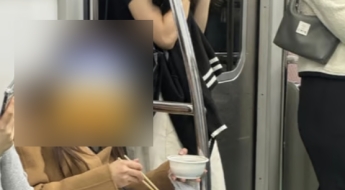 "눈을 의심했다"…2호선 객실에 앉아 '보쌈 만찬' 차린 승객
