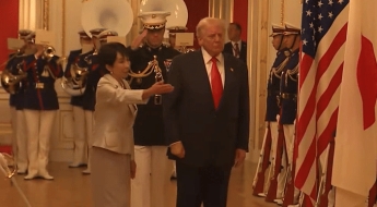 뚜벅뚜벅 '일장기 노룩 패싱'…다카이치 '헉' 당황시킨 트럼프 돌발 행동