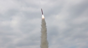 트럼프에 답 대신 미사일 쏜 北…김정은은 불참