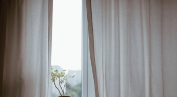 생후 21일 동생 창밖으로 던져 숨지게 한 5살 언니…러시아 '발칵'