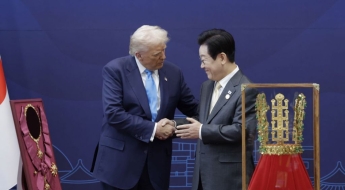 '천마총 금관 모형' 선물·무궁화대훈장 받은 트럼프