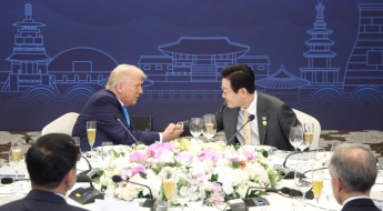 술 안 마시는 트럼프 콜라만 한 잔…아들이 만든 만찬주는 입만 살짝