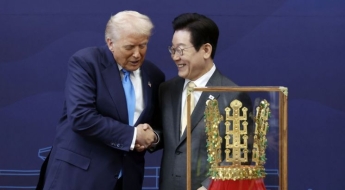 "트럼프, 금관 선물에 진심 흥분한 듯"…보디랭귀지 전문가 분석