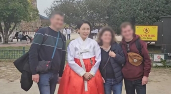 첨성대서 관광객과 '찰칵'…경주서 연일 한복 홍보 나선 김혜경 여사