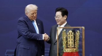 금관 받고 크게 만족한 트럼프 "美, 다시 존중받아"…현지선 싸늘