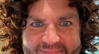 美 부통령, 할로윈 '셀프 조롱' 패러디…온라인서 반응 폭발