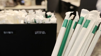 흐물흐물해서 불편했는데 드디어 바꿨네…7년 만에 초록 빨대로 돌아온 스타벅스