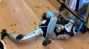 1억1600만원짜리인데…요리하다가 바닥에 '꽈당' 넘어진 中 휴머노이드 로봇 