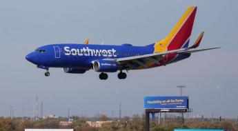 美 항공기 700여편 운항 취소…추수감사절 앞 두고 '발 동동'