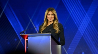 트럼프와 결혼 직후 '미국인' 된 멜라니아…20년 만에 '올해의 애국자 상'