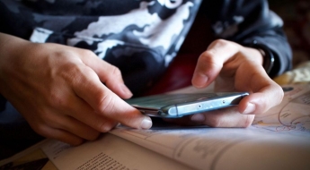 "학교 휴대폰 금지했어야"…'음란물 노출' 英 10대 소녀, 정부 상대 소송