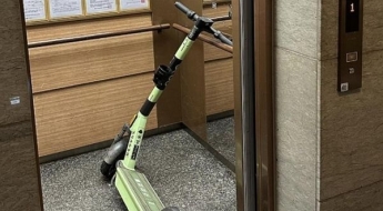 "진짜 선 넘었다" 아파트 엘리베이터 안까지 들어온 킥보드 '논란'