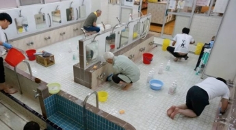 '희귀해서 더 좋아'…목욕탕 청소 후 첫 손님·비행 초근접 직관 日서 인기