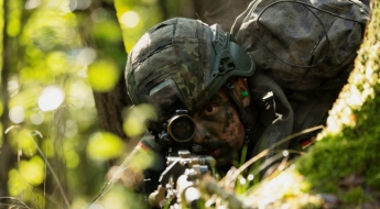 월급 442만원, 복무기간 6개월 이상…18세 남성 전원 징병검사 한다는 '이 나라'