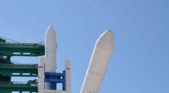 누리호 발사대 이송 '비 예보'로 지연…오늘 중 기립은 진행