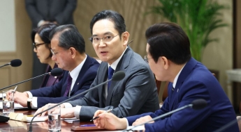 파란 넥타이 매고 李대통령 만난 이재용 "5년간 6만명 채용"…최태원 "용인에만 600조 투자"