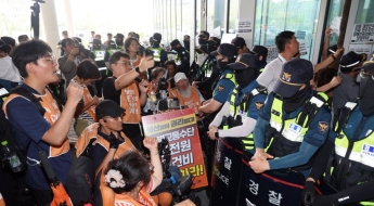 전장연 출근길 탑승시위…4호선 혜화역 하행선 무정차 통과