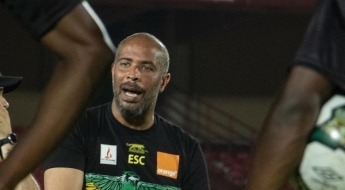 "손 흔들며 뿌리는 시늉, 주술 걸었다" 월드컵 본선 좌절 나이지리아 감독 발끈