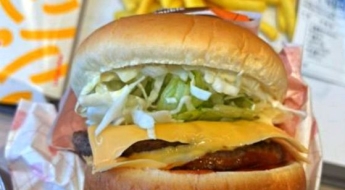 햄버거에 이게 왜…업계 비상 상황에 대신 들어간 '양배추' 깜짝