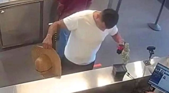 불룩한 속옷에 "내 신체 부위" 우기던 남성…바지 속에서 나온 것 보니 '깜짝'