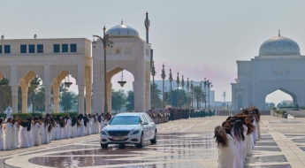 李 대통령 흰 벤츠 타고 등장하자…'긴 머리' 좌우로 흔든 소녀들, 왜?