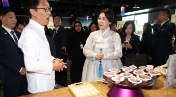 UAE서 '불닭볶음면' 시식한 김혜경 여사 