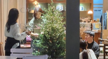 "돈도 없고 사람 만나기도 귀찮고"…케이크 먹고 영화 보며 홈캉스 보낸다