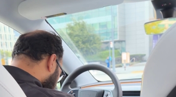 車 달리고 있는데 몸 축 늘어뜨린 채 꾸벅꾸벅…