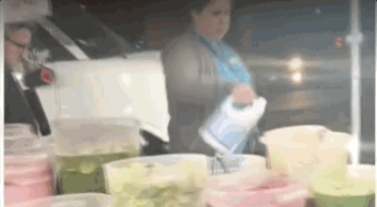 노점상 식자재에 표백제 '콸콸콸'…단속반에 들끓던 비난, 갑자기 조용해진 이유