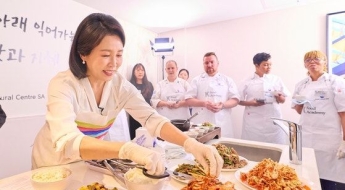 된장찌개 끓이고 김치 찢고…김 여사가 선보인 '한식 홍보'