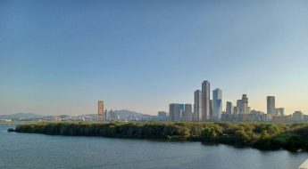 한강 밤섬 인근서 보트 강바닥에 걸려…탑승자 6명 전원 구조