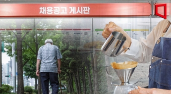 월급에서 그렇게 빼가더니 연금 고작 66만원…한국인들, 은퇴해도 못 쉰다