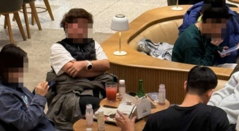"제발 그러지 마세요" 스타벅스서 치킨에 소주 먹은 中 관광객들