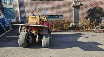 헬멧 쓰고 중장비 다니는 도로로목숨 걸고 장 보러 가는 길