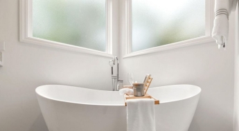 가족여행 가서 온수 욕조 사용했다가…70대 여성 사망 '미스터리'