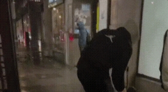 "이 남자가 엉덩이 만졌다" 10대 소녀의 다급한 외침에 응답한 남성 알고보니