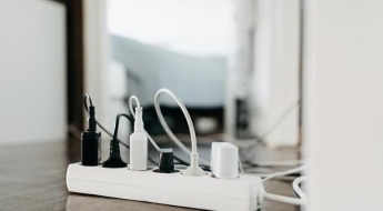 "회사서 보조배터리 10개 충전…정수기 물 싸가기도" 역대급 자린고비 직원