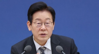 李 대통령 "제일 듣기 싫은 말 '저희나라', '대인배'" 한자교육 필요성도 공감