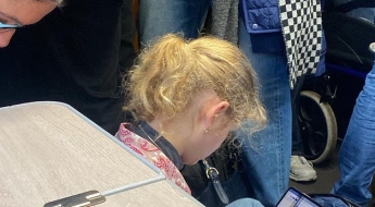 만원 열차 바닥에 앉은 英 공주…소탈한 모습에 '깜짝'