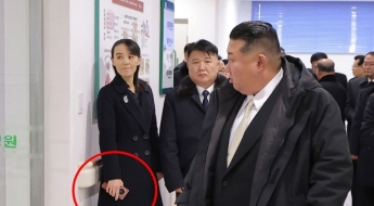 北 김여정 손에 든 '폴더블폰' 보니…中 브랜드라고?