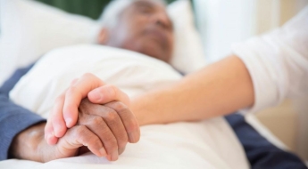 모르는 노인들과 한지붕서 사는 20대 청년 