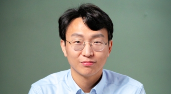 '저속노화' 정희원, 스토킹 혐의 전 동료 고소…