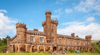침실 20개에 욕실 9개…영국 9300평 성, 13억원 원룸 값에 나와