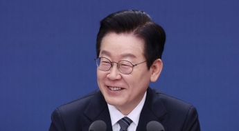 이 대통령 "비전향 장기수, 북한으로 길 열어주자"…北자료 비공개 "정말 문제"